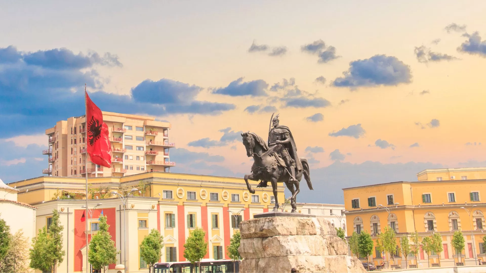Πλατεία Σκεντέρμπεη, Τίρανα, Αλβανία