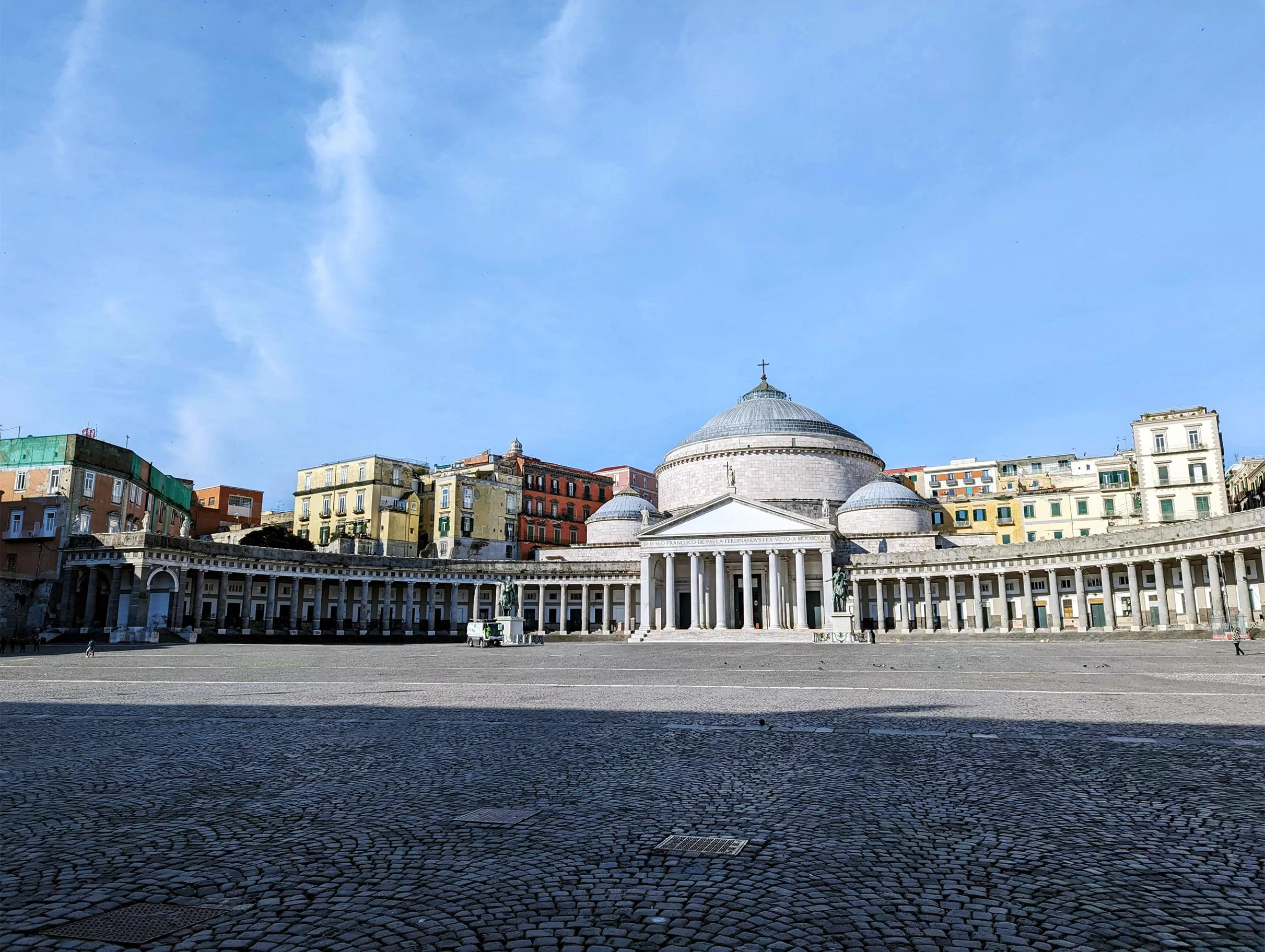 Piazza-del-Plebiscito-napoli-mentor-travel